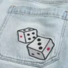 Hellblaue Super-Baggy-Jeansshorts mit Würfelgrafik