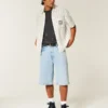 Hellblaue, superweite Jeansshorts