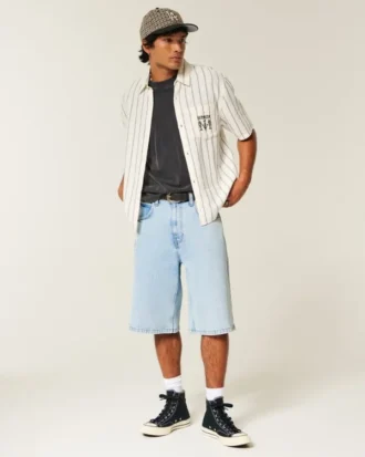 Hellblaue, superweite Jeansshorts