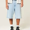 Hellblaue, superweite Jeansshorts