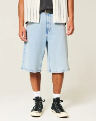 Hellblaue, superweite Jeansshorts