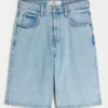 Hellblaue, superweite Jeansshorts