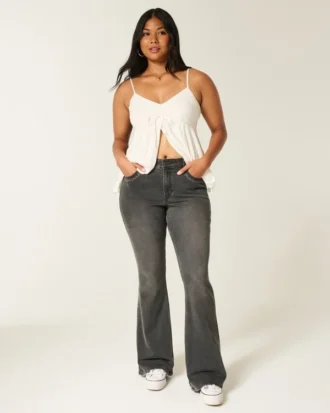Hoch geschnittene, gewaschene schwarze Jeans mit Stickerei und ausgestelltem Bein
