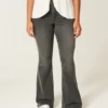 Hoch geschnittene, gewaschene schwarze Jeans mit Stickerei und ausgestelltem Bein