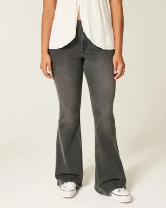 Hoch geschnittene, gewaschene schwarze Jeans mit Stickerei und ausgestelltem Bein