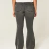 Hoch geschnittene, gewaschene schwarze Jeans mit Stickerei und ausgestelltem Bein