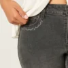 Hoch geschnittene, gewaschene schwarze Jeans mit Stickerei und ausgestelltem Bein