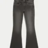 Hoch geschnittene, gewaschene schwarze Jeans mit Stickerei und ausgestelltem Bein