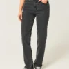 Hoch geschnittene, gewaschene schwarze Straight-Jeans