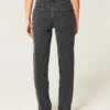 Hoch geschnittene, gewaschene schwarze Straight-Jeans