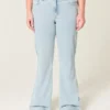 Hoch geschnittene, hell gewaschene Flare-Jeans mit Herzstickerei