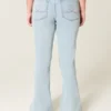 Hoch geschnittene, hell gewaschene Flare-Jeans mit Herzstickerei