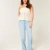 Hoch geschnittene, hell gewaschene Straight-Jeans