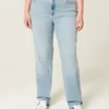 Hoch geschnittene, hell gewaschene Straight-Jeans