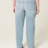 Hoch geschnittene, hell gewaschene Straight-Jeans