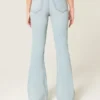 Hoch geschnittene, leicht verwaschene Flare-Jeans mit Rissen