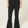 Hoch geschnittene schwarze Flare-Jeans