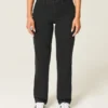 Hoch geschnittene schwarze Straight-Jeans
