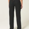 Hoch geschnittene schwarze Straight-Jeans