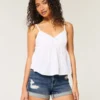 Hoch geschnittene, zerrissene Shorts aus dunkelblauem Denim Hoch geschnittene, zerrissene Shorts aus dunkelblauem Denim