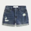 Hoch geschnittene, zerrissene Shorts aus dunkelblauem Denim Hoch geschnittene, zerrissene Shorts aus dunkelblauem Denim