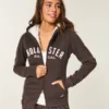 Holiday Vault Release Sherpa-gefütterter Hoodie mit Reißverschluss und Logo-Grafik