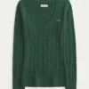 Ikonischer Pullover mit V-Ausschnitt und Zopfmuster