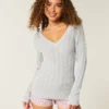 Ikonischer V-Ausschnitt-Pullover mit Zopfmuster