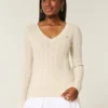 Ikonischer V-Ausschnitt-Pullover mit Zopfmuster