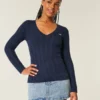 Ikonischer V-Ausschnitt-Pullover mit Zopfmuster