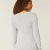 Ikonischer V-Ausschnitt-Pullover mit Zopfmuster