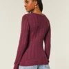 Ikonischer V-Ausschnitt-Pullover mit Zopfmuster