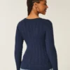 Ikonischer V-Ausschnitt-Pullover mit Zopfmuster