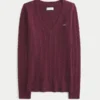 Ikonischer V-Ausschnitt-Pullover mit Zopfmuster