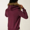 Kapuzenjacke mit Kunstfellbesatz, Reißverschluss und Logo-Grafik