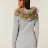 Kapuzenjacke mit Kunstfellbesatz und Logo-Grafik
