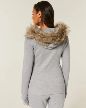 Kapuzenjacke mit Kunstfellbesatz und Logo-Grafik