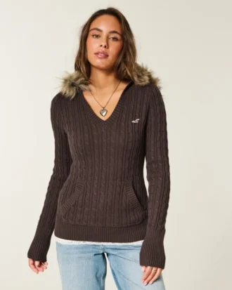 Kapuzenpullover mit Kunstfellbesatz und Zopfmuster