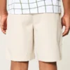Kühle Golfshorts, die über dem Knie enden