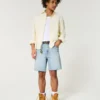 Kniehohe, lockere Jeansshorts im Used-Look
