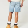 Kniehohe, lockere Jeansshorts im Used-Look
