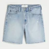 Kniehohe, lockere Jeansshorts im Used-Look