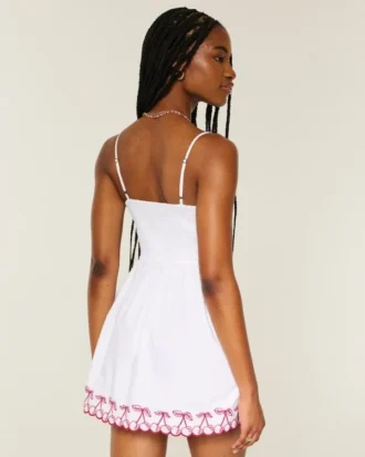 Knopf-Minikleid