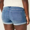 Kurvige Low-Rise-Shorts aus mittelblauem Denim