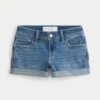 Kurvige Low-Rise-Shorts aus mittelblauem Denim
