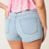 Kurvige, niedrig geschnittene, hell gewaschene Denim-Shorts mit Blumenstickerei