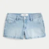 Kurvige, niedrig geschnittene, hell gewaschene Denim-Shorts mit Blumenstickerei