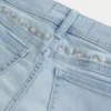 Kurvige, niedrig geschnittene, hell gewaschene Denim-Shorts mit Blumenstickerei