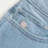 Kurvige, niedrig geschnittene, hell gewaschene Denim-Shorts mit Blumenstickerei