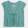 Kurzärmelige Strickjacke im Häkelstil